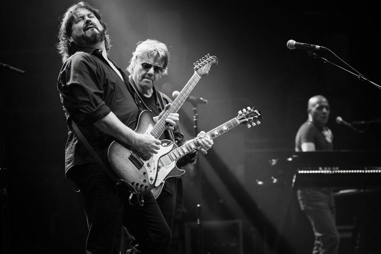Kenny Lee Lewis on guitar with Steve Miller Band, black and white